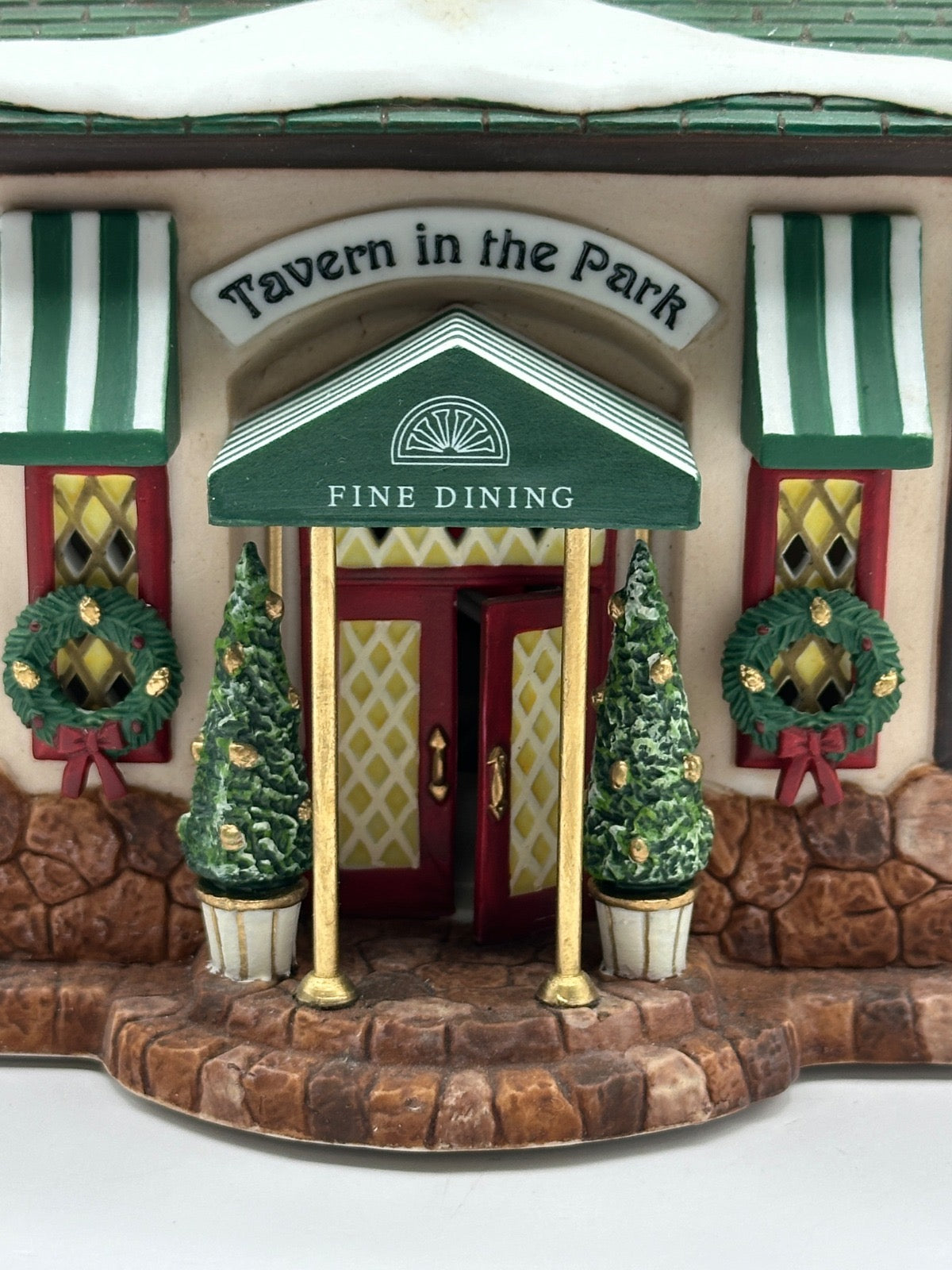 Department 56 - "Tavern In The Park" Restaurant - Christmas in the City
