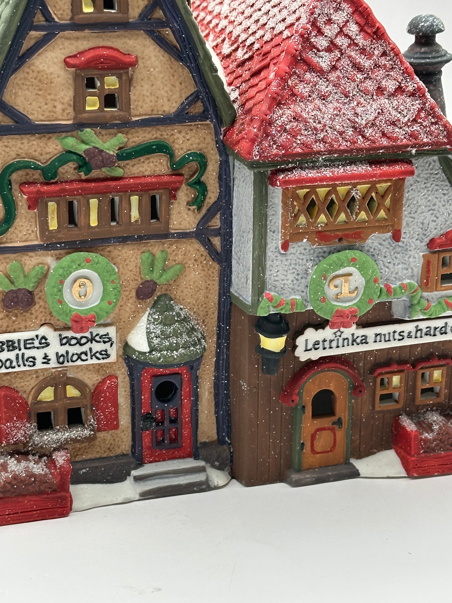 Department 56 - Obbie’s Books & Letrinka’s Candy - North Pole Serie