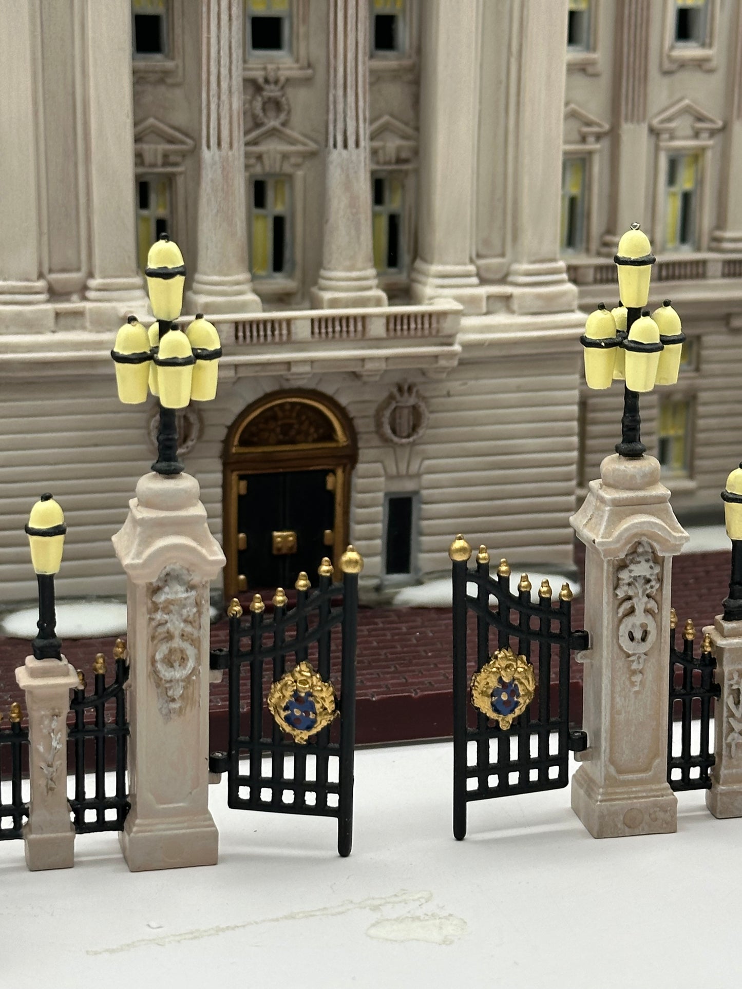 Department 56 - Buckingham Palace - Dickens' Village