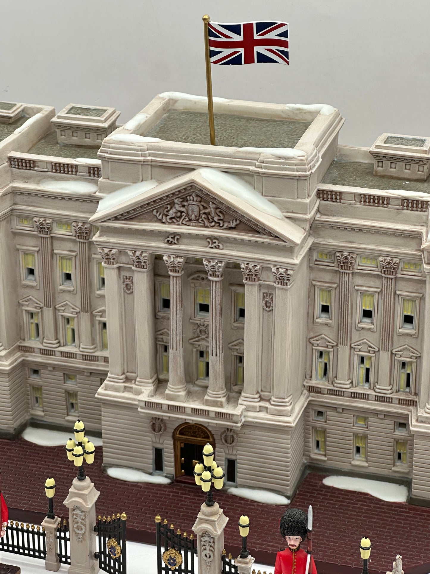 Department 56 - Buckingham Palace - Dickens' Village