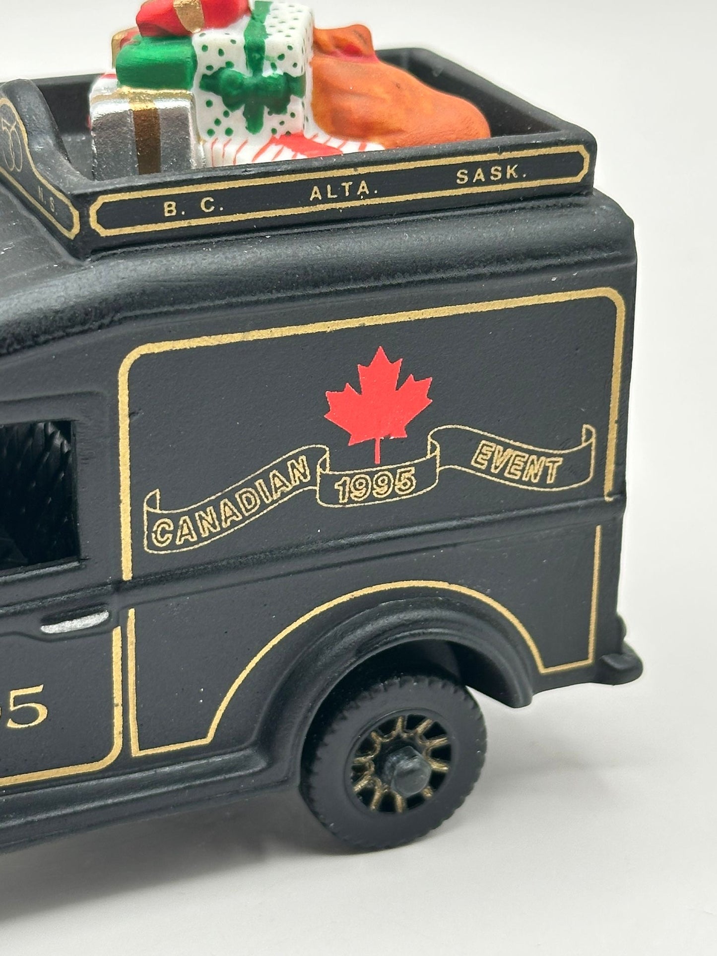 Department 56 - Village Express Van, Canadian Event - Village Accessories