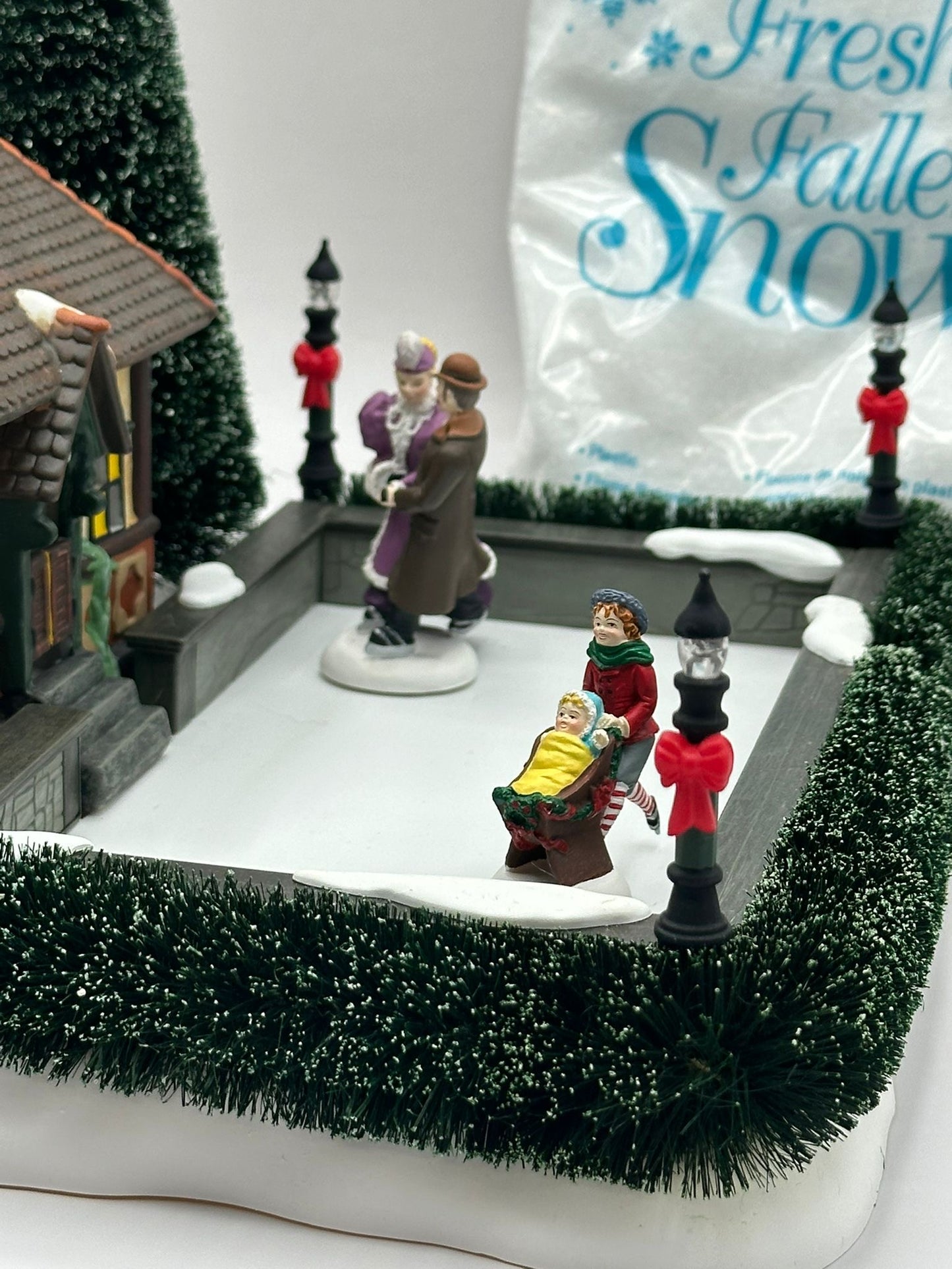 Department 56 - London Skating Club - Dickens' Village