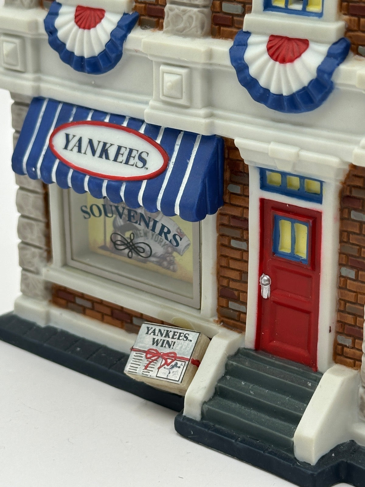 Department 56 - New York Yankees Souvenir Shop - Christmas in the City