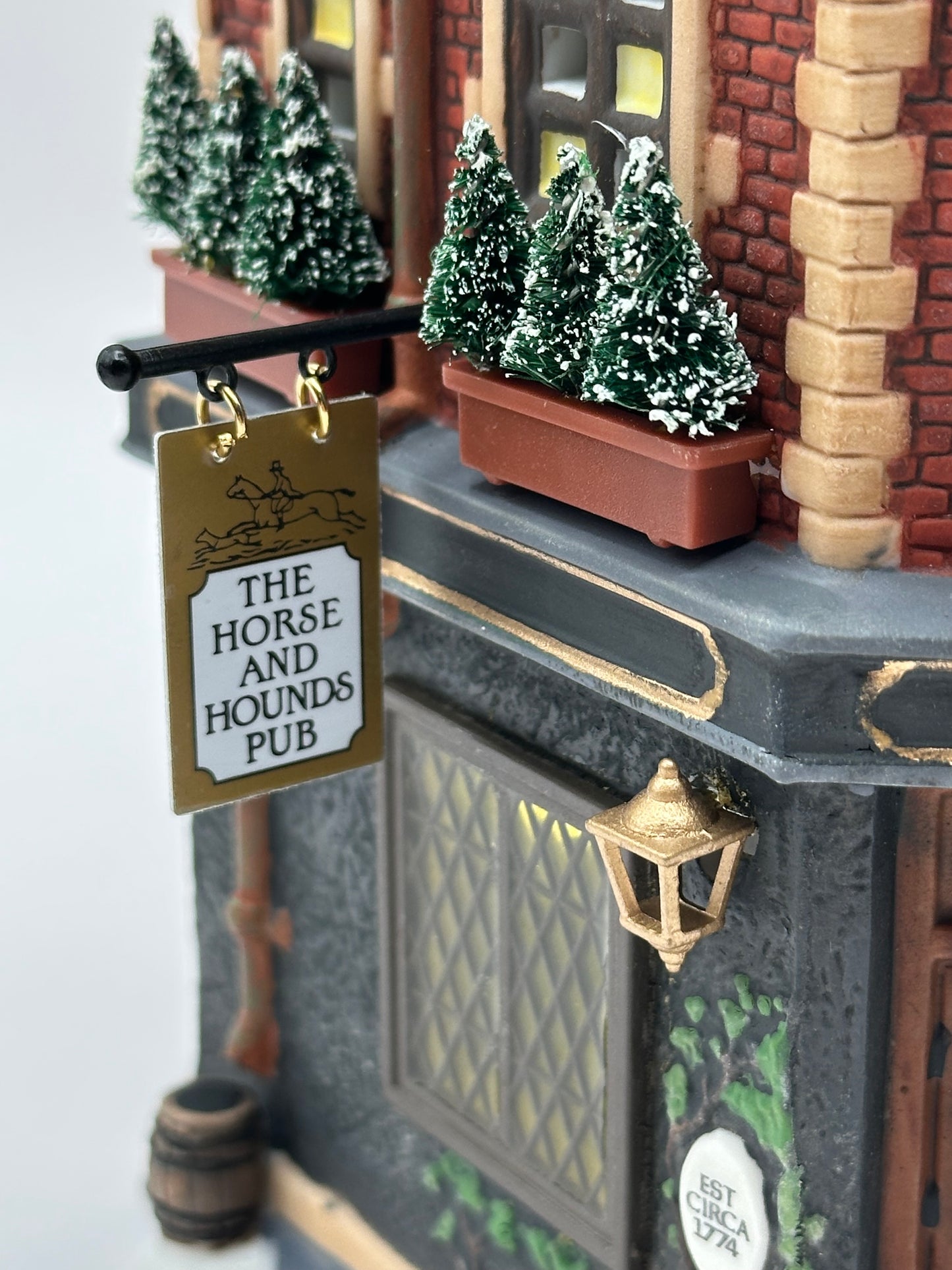 Department 56 - The Horse and Hound Pub - Dickens' Village