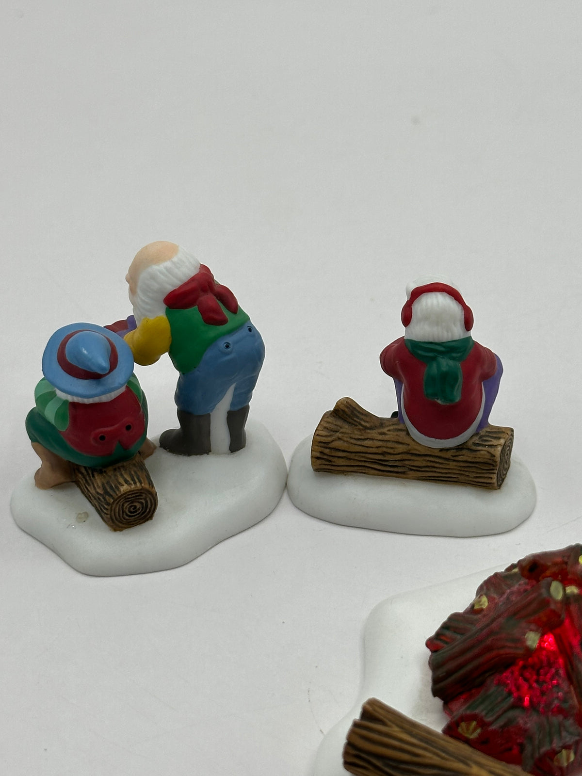 Department 56 - Marshmallows Around The Campfire - North Pole Series