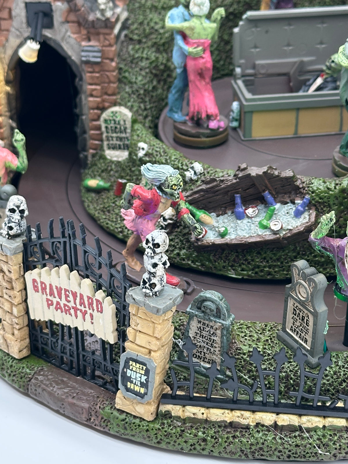 Lemax Spooky Town - Graveyard Party